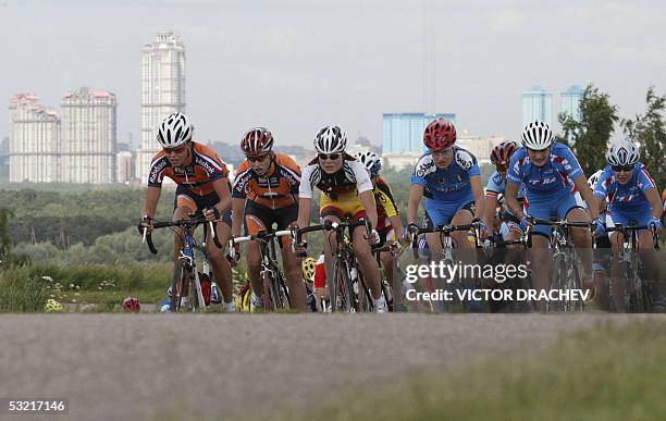 Moscow, RUSSIAN FEDERATION: Cyclists ride during the U23 Women's 122.4 km time trial race in Moscow, 09 July 2005 during the European Road Cycling...