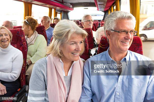 couple senior profiter de coach voyage - car journey photos et images de collection