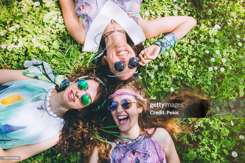 Lächelnden Gesichter der hippie Freundinnen