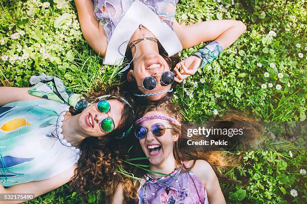 smiling faces of hippie female friends - cechy stockfoto's en -beelden