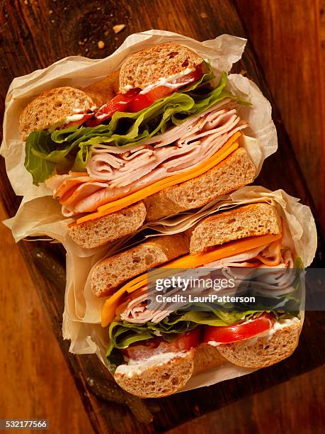 deli style turkey bagel sandwich - deli sandwich stockfoto's en -beelden