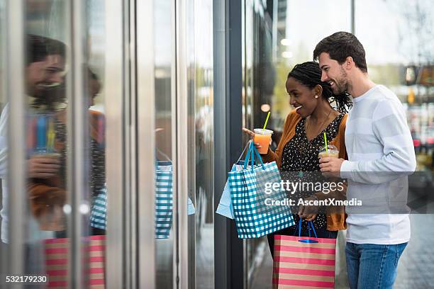 young couple window shopping - plug socket 個照片及圖片檔