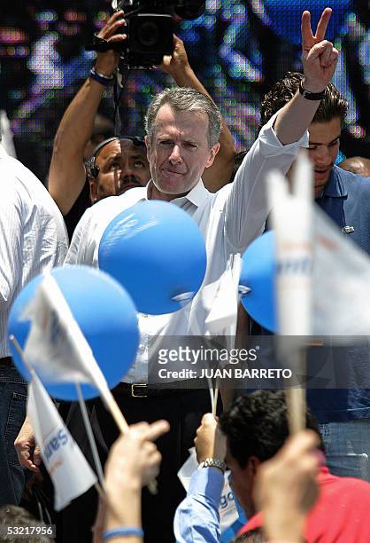 El ex secretario de gobierno Santiago Creel del Partido de Accion Nacional , partido que encabeza el presidente de Mexico Vicente Fox, saluda a...