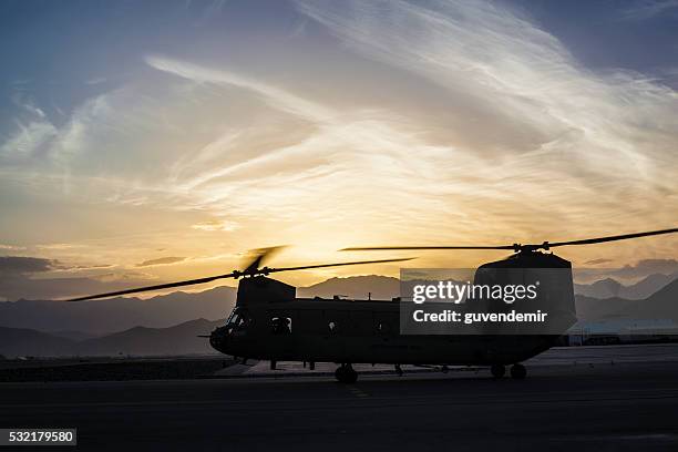 chinook hubschrauber silhouette sonnenaufgang - chinook helicopter stock-fotos und bilder