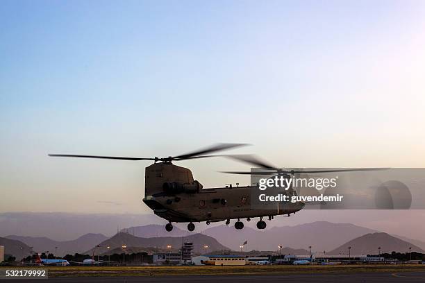 ch-47 chinook helicopter in flight - chinook helicopter stock pictures, royalty-free photos & images