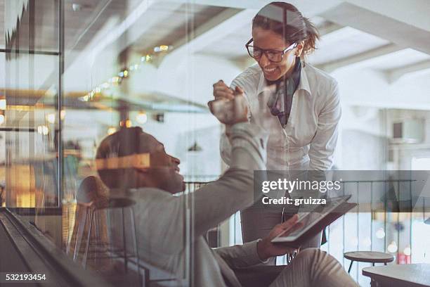 cinco alto - choque de manos en el aire fotografías e imágenes de stock