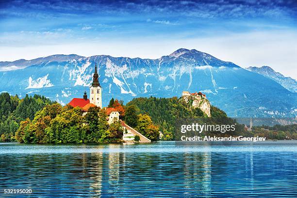 iglesia en island en lake sangrado, eslovenia - balkans fotografías e imágenes de stock