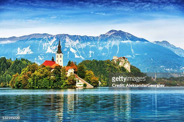 chiesa dell'isola del lago di bled, slovenia - lago di bled foto e immagini stock