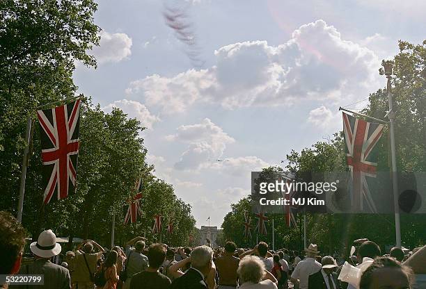 60th anniversary of end of wwii - buckingham palace flypast - flypast stock pictures, royalty-free photos & images