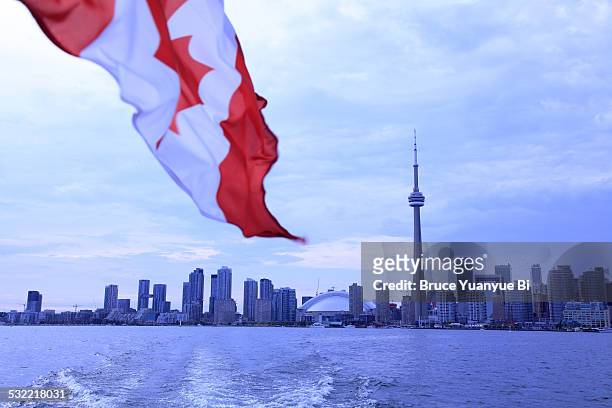 skyline of toronto - kanadas flagga bildbanksfoton och bilder