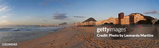 a luz da manhã na praia de copacabana - manhã stock-fotos und bilder