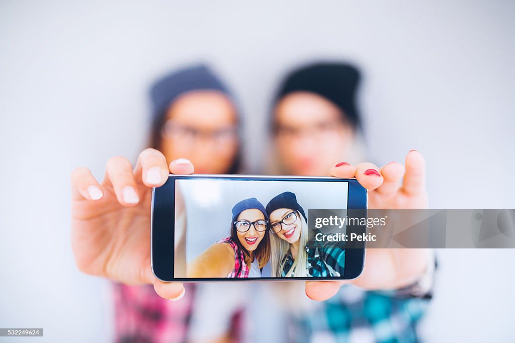 Dos tonos amigos tomando autofoto