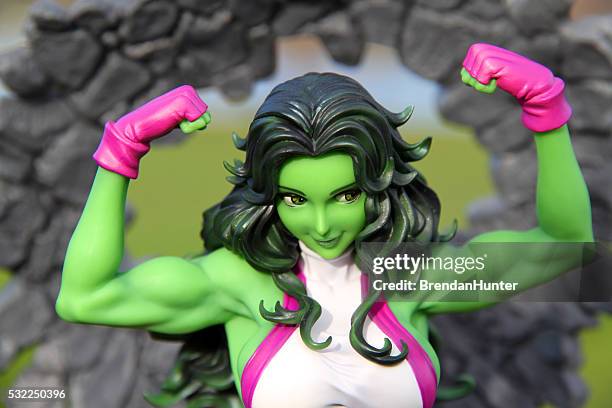 broken wall - she hulk stockfoto's en -beelden