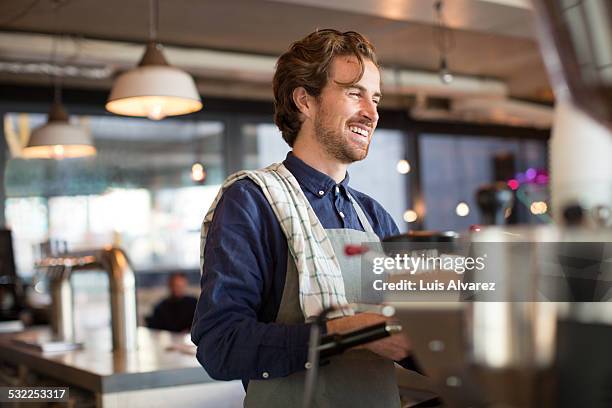 barista working in coffee shop - restaurateur photos et images de collection