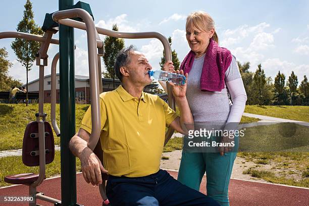 heureux couple de personnes âgées ayant une pause après l " exercice en plein air. - groyne photos et images de collection