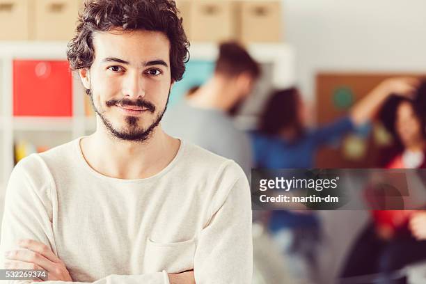 lächelnd geschäftsmann im büro - teacher stock-fotos und bilder