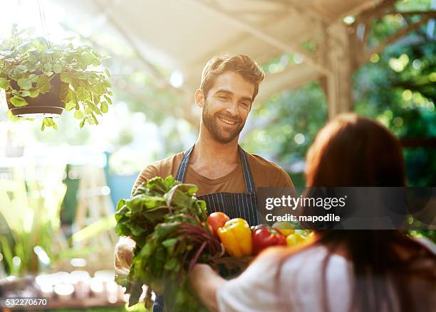 servizio personale presso è meglio - mercato di prodotti agricoli foto e immagini stock