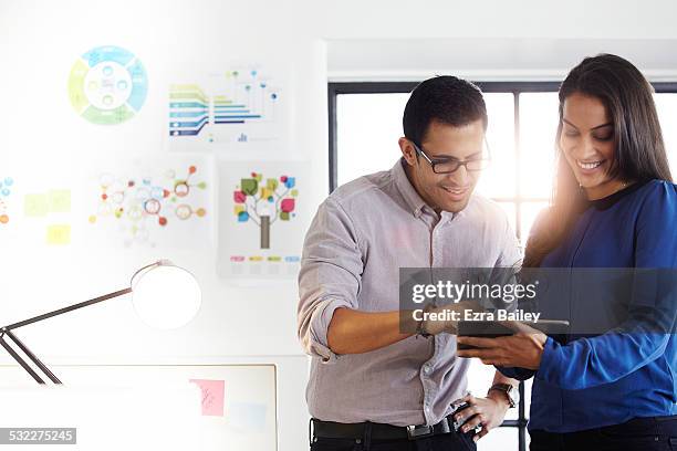 work colleagues using a tablet to brainstorm. - escritório tecnologia olhar em frente imagens e fotografias de stock