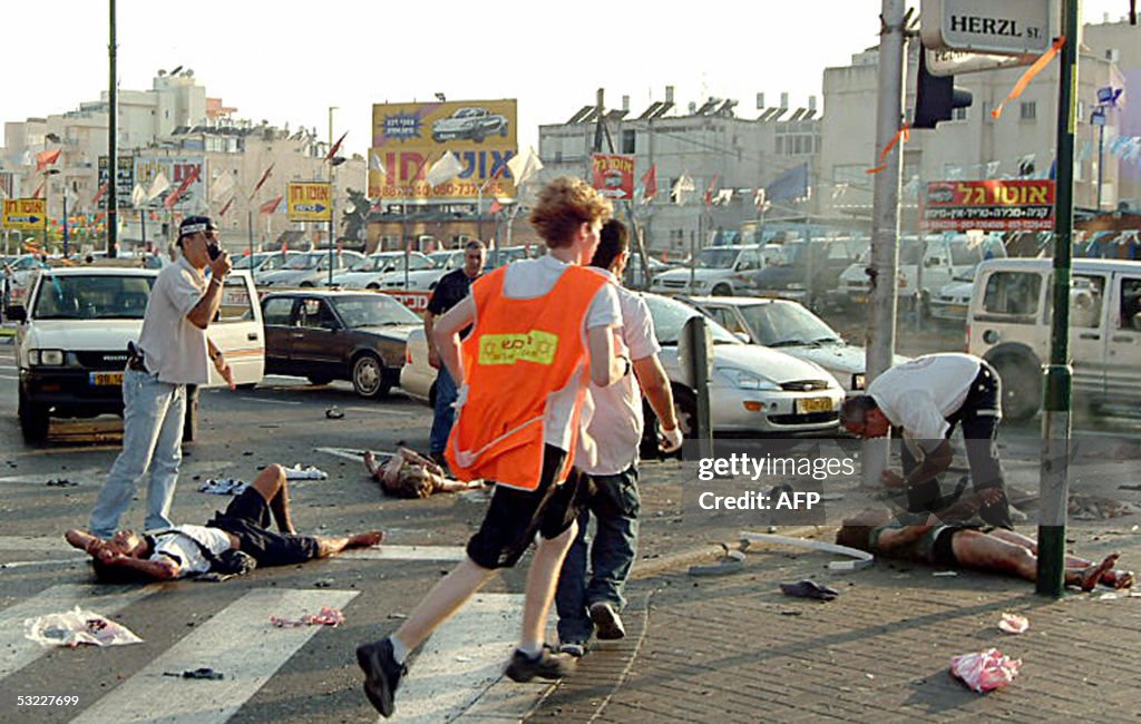 Israeli rescue workers tend to wounded p