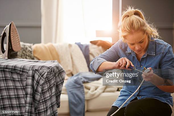 junge frau-fixierung stecker - elektrische sicherung stock-fotos und bilder