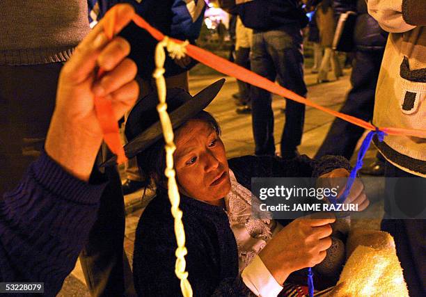 Mujeres campesinas, familiares de victimas de la violencia politica en Peru entre 1980 y el 2000, tejen un "Quipu" en Huancayo, Andes centrales de...