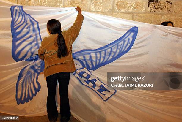 Dos mujeres despliegan una banderola con inscripciones por la PAZ, en Huancayo, Andes centrales de Peru, el 09 de julio de 2005, como parte de la...