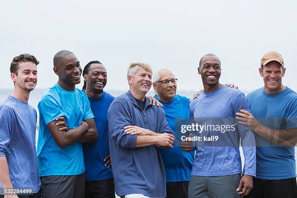 diverso grupo de hombres de pie juntos - grupo de hombres fotografías e imágenes de stock