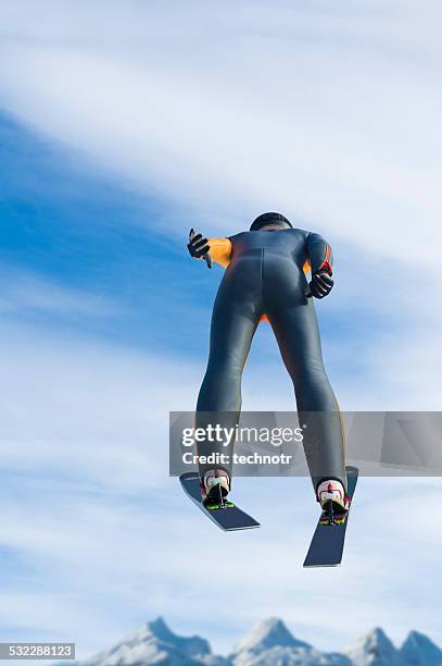 背面ビューのフライングアゲインストスキージャンプ、ブルースカイ - スキー　ジャンプ ストックフォトと画像