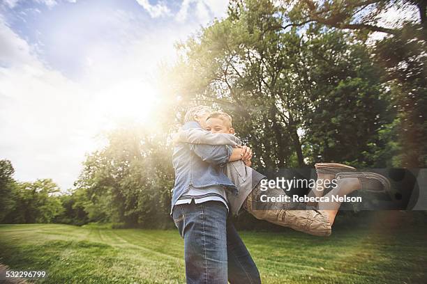 grandma hugging grandson - zwaaien activiteit stockfoto's en -beelden