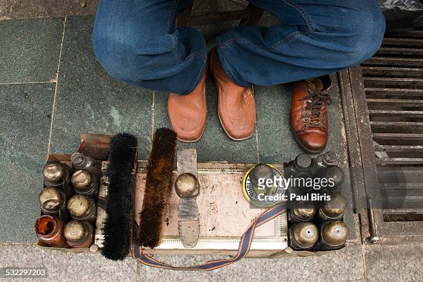 shoe polisher in istanbul - ángulo medio fotografías e imágenes de stock