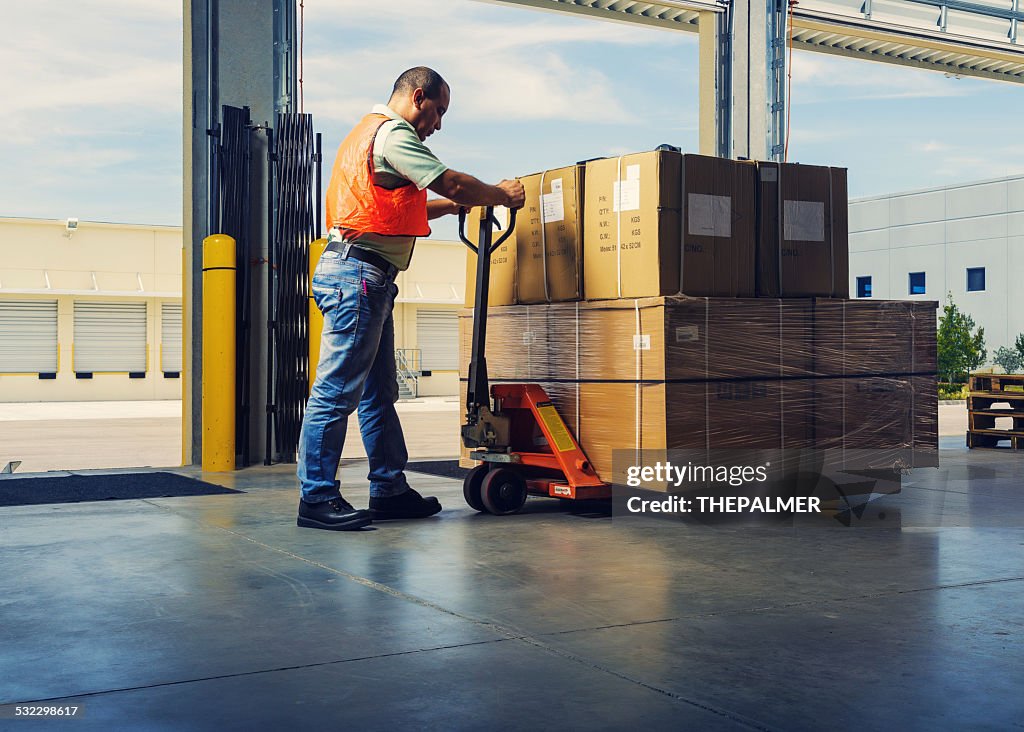 Arbeiter mit Palettenhubwagen