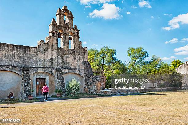 turista visitar missão san juan em san antonio - parque nacional histórico das missões de san antonio imagens e fotografias de stock
