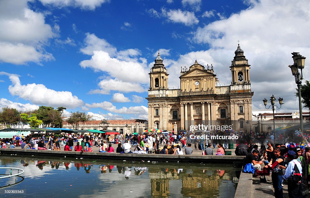 - Catedral de la ciudad de Guatemala y plaza principal