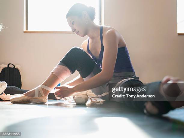 ballet student preparing for class - bailarina sapato imagens e fotografias de stock