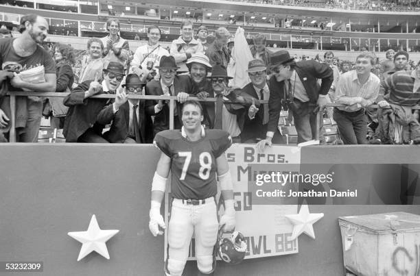 Keith Van Horne of the Chicago Bears enjoys a moment with fans during the game against the Dallas Cowboys at Texas Stadium on November 17, 1985 in...