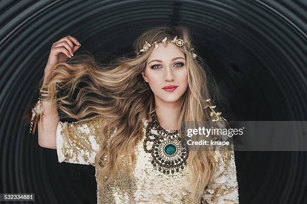 mujer joven hermosa al aire libre, de estilo contemporáneo - estilo boho fotografías e imágenes de stock
