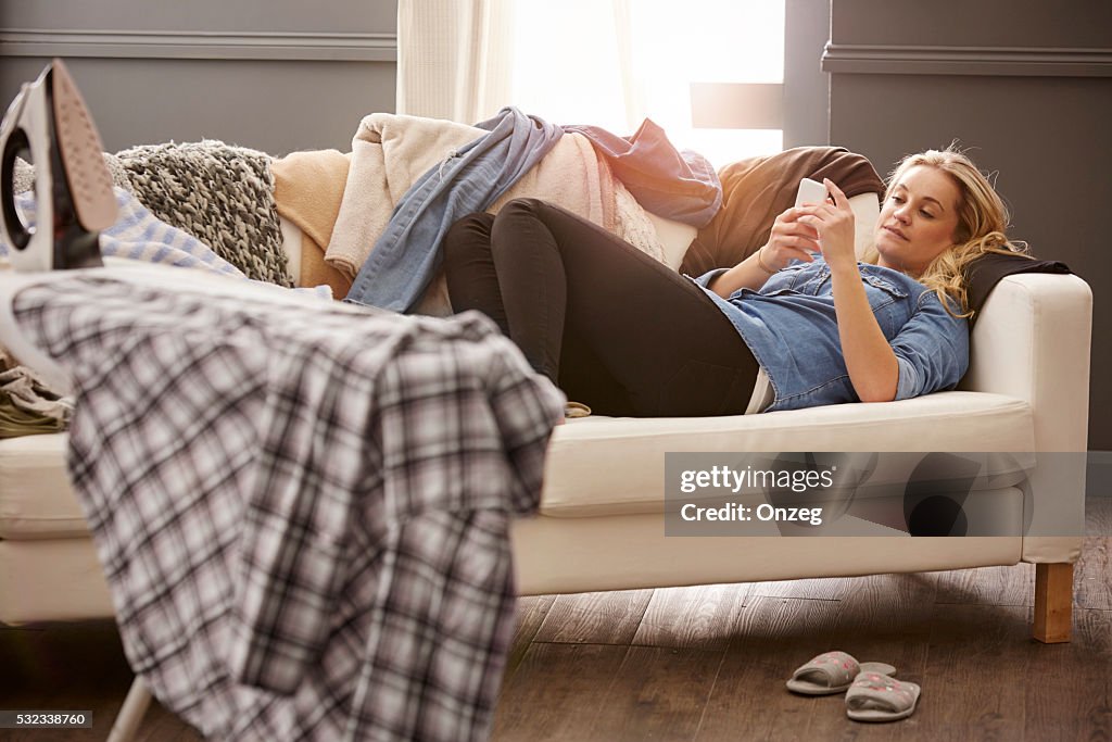 Junge Frau Sie eine Pause von Hausarbeit
