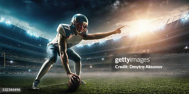 american football player stand - american football lineman stockfoto's en -beelden