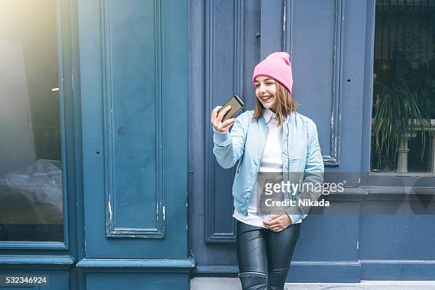 teenager girl make selfie - sassy paris stockfoto's en -beelden
