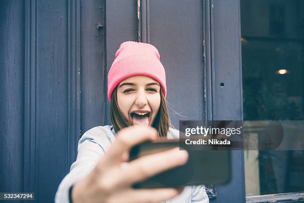 adolescent fille prendre selfie et de faire de grimaces - girl selfie photos et images de collection