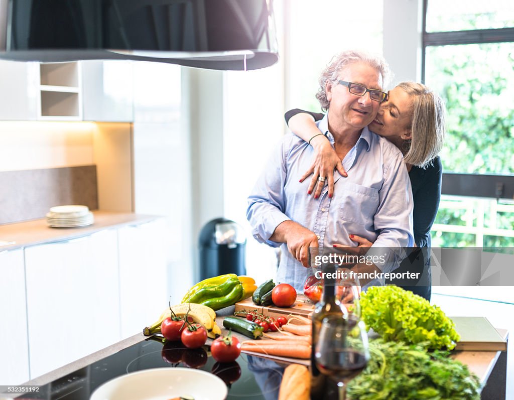 Affaires couple mature dans la cuisine de cuisine