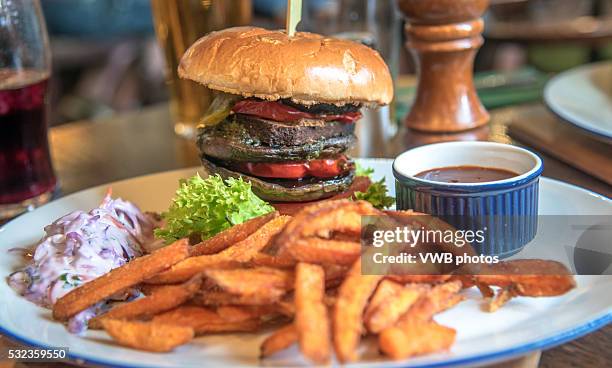 mushroom and tofu burger with sweet potato fries, smoky barbeque dip and red cabbage coleslaw - barbeque sauce imagens e fotografias de stock