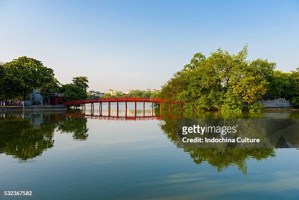 huc bridge on hoan kiem lake, hanoi, vietnam - huc bridge stock pictures, royalty-free photos & images