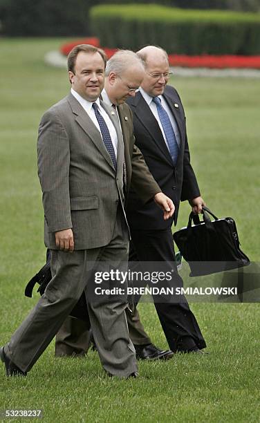 Washington, UNITED STATES: White House spokesperson Scott McClellan walks with presidental advisor Karl Rove and deputy White House chief of staff...
