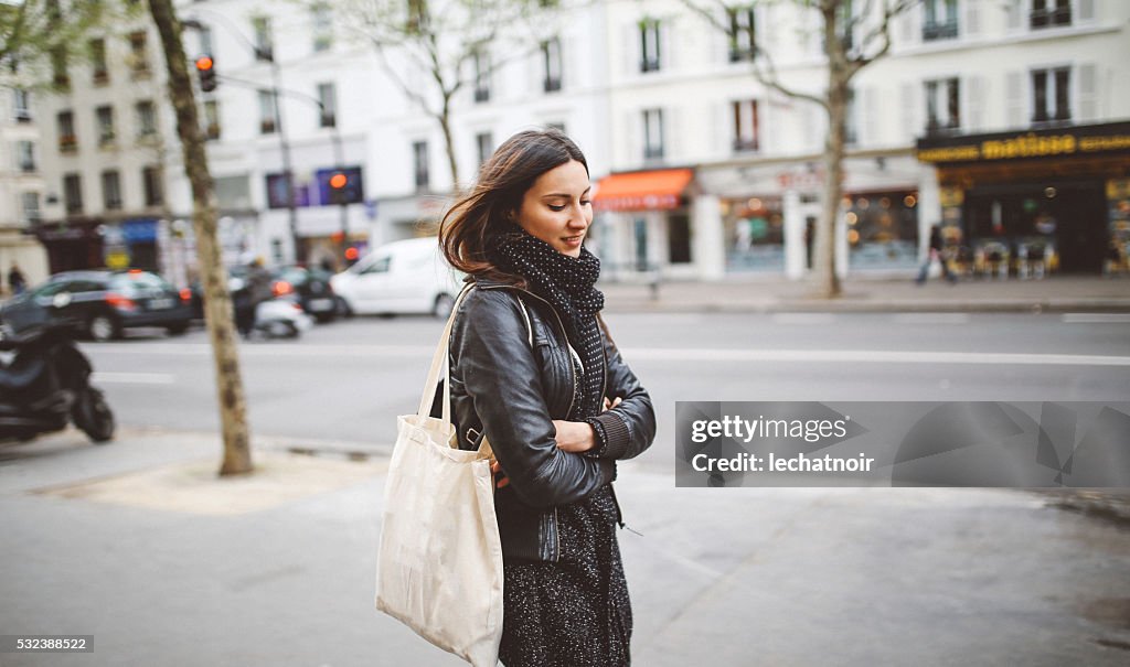 Jeune femme parisienne à pied