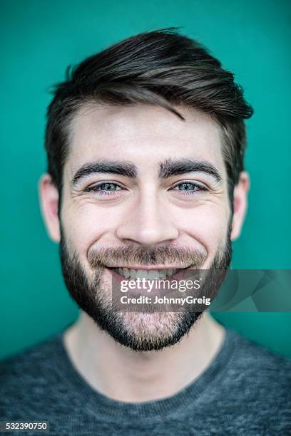 nahaufnahme porträt von einem lächelnd junger mann mit bart - m�änner portrait gesicht close up stock-fotos und bilder
