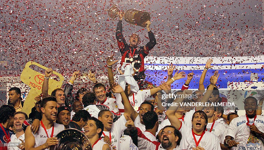 Sao Paulo's captain Rogerio Ceni (C), su