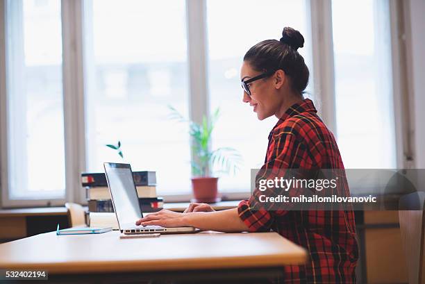 junge hipster mädchen arbeiten mit laptop - smart windows stock-fotos und bilder