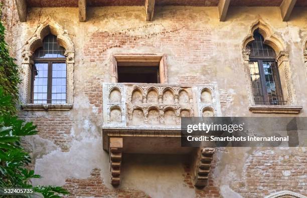 juliet's balcony in verona, italy - julia stock-fotos und bilder