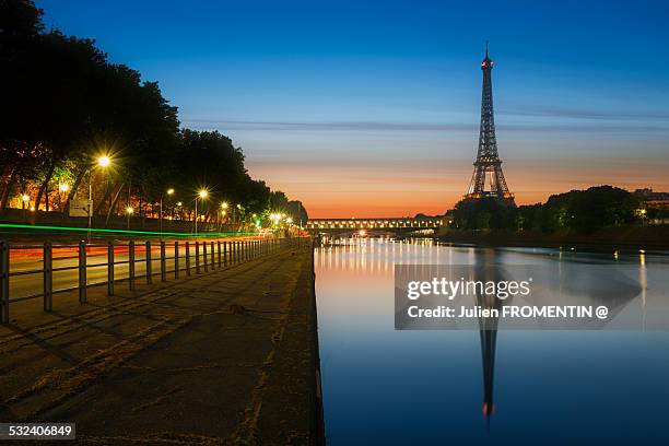 bir-hakeim tour eiffel - eiffel tower paris stock-fotos und bilder